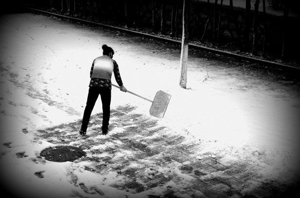 How-to-Prevent-Back-Pain-When-Shoveling